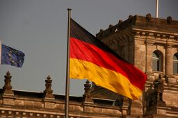 Drapeau de l'Allemagne devant le Reichstag
