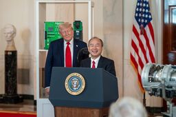 Donald Trump et Masayoshi Son CEO Soft Bank