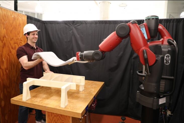 Chercheur du MIT lors d'une démonstration de cobot intelligent