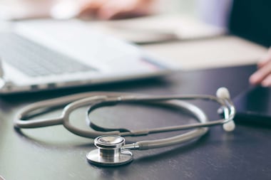 Santé numérique : un collectif d’éditeurs accuse l’État d’ériger SecNumCloud en “totem” de la souveraineté, au risque de freiner l’innovation en IA