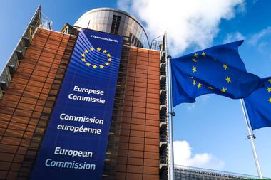 Arnaques financières en ligne : L’UE demande des comptes à Apple, Google, Microsoft et Booking