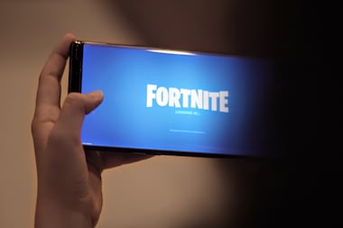 Une juge fédérale demande à Apple d'approuver Fortnite, le jeu vidéo d'Epic Games, sur l'App Store