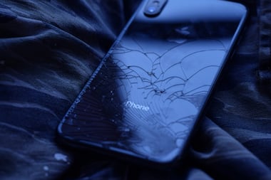 Des centaines de millions d’iPhones menacés : les kits de piratage Coruna et DarkSword ont fuité en ligne